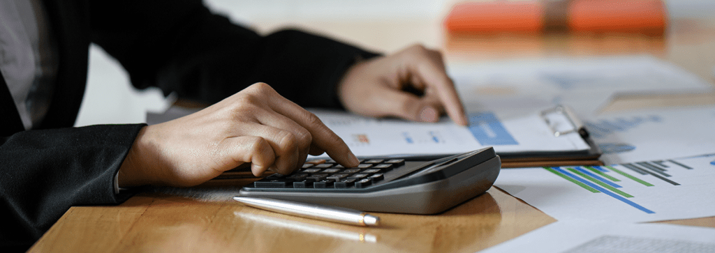 Novo modelo de cobrança do WhatsApp Business API pessoa calculando
