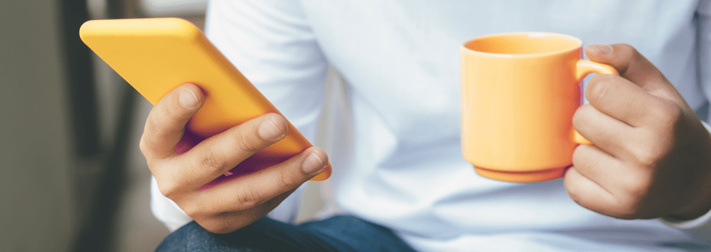 Google-Business-Messages-pessoa-usando-o-celular