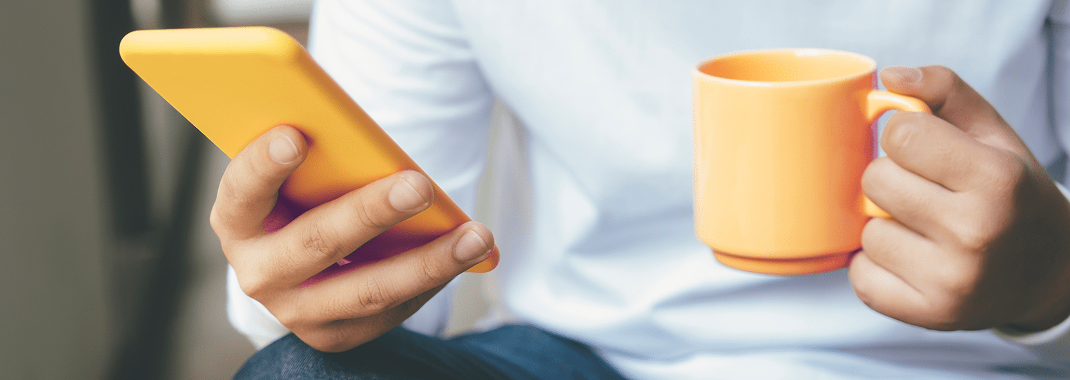Google-Business-Messages-pessoa-usando-o-celular