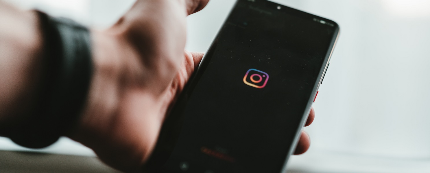 Imagem de uma pessoa segurando um celular no Instagram