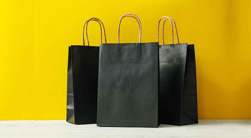 black friday 2022 banner com três sacolas pretas com fundo amarelo